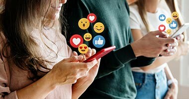 Jugendliche reagieren auf Posts auf Social Media